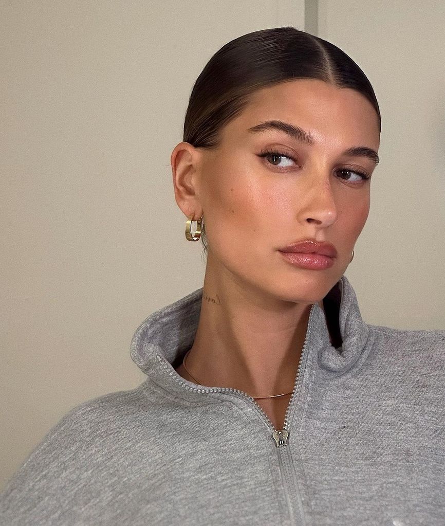 Hailey Bieber luce un 'whisped cat eye'.