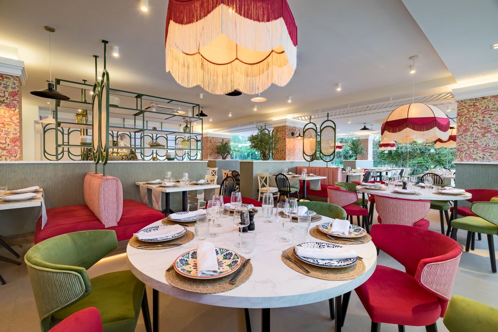 La Dolce Vita es una trattoria italiana ubicada dentro del hotel de cuatro estrellas Occidental Puerto Banús en Marbella.