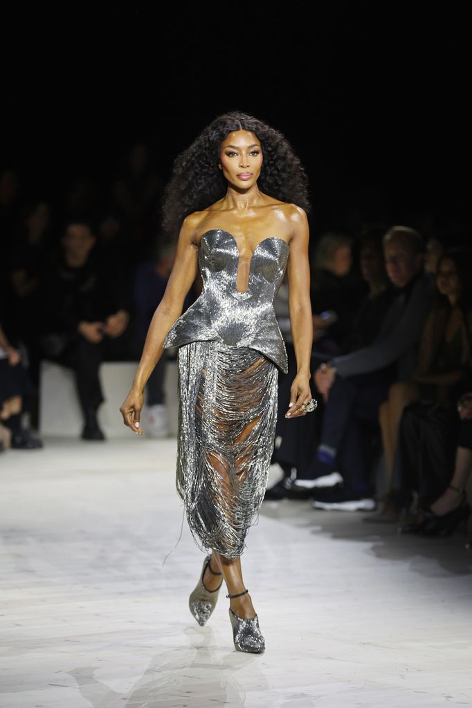 Naomi Campbell en el desfile de Alexander McQueen SS24 durante Paris Fashion Week en el 2023.