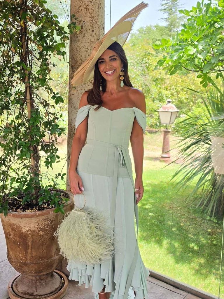 Paula Echevarría con vestido menta y tocado en la boda en Madrid de Ingrid Sanz Asensio e Ilies Hassaine.