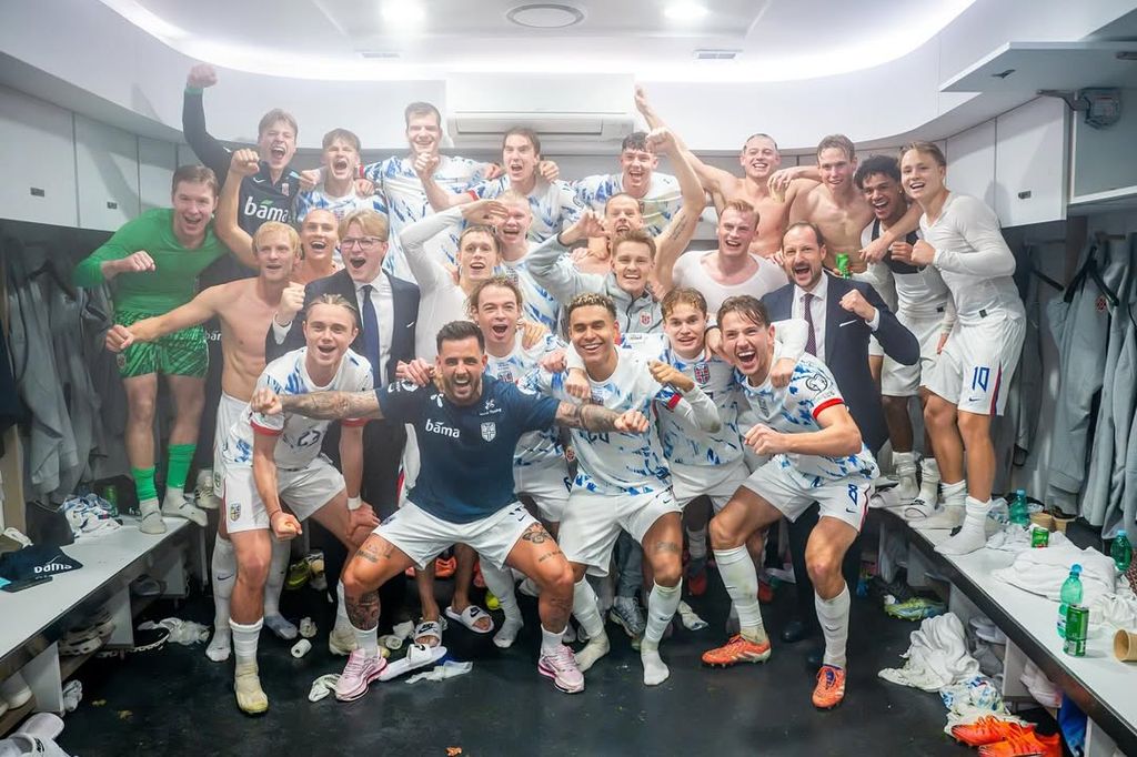 Haakon y Sverre de Noruega celebrando en Milán la victoria de la selección noruega el pasado noviembre