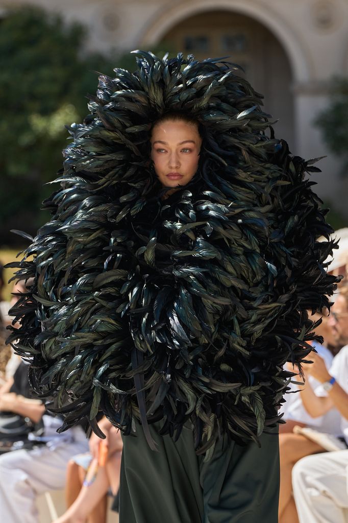 Gigi Hadid caminó la pasarela de Balenciaga.