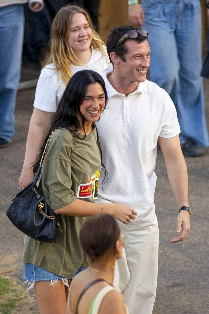 Dua Lipa y Callum Turner 
