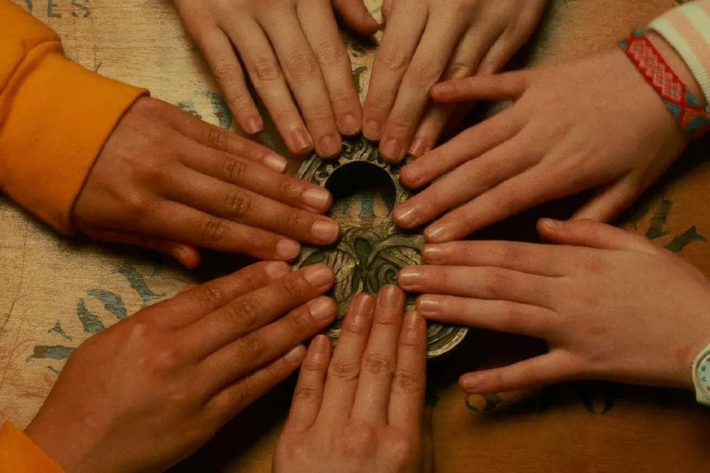 'El juego de Gracie Darling' se pone de moda entre los adolescentes en un pequeño pueblo australiano: invocando al espíritu de la desaparecida en una sesión de espiritismo