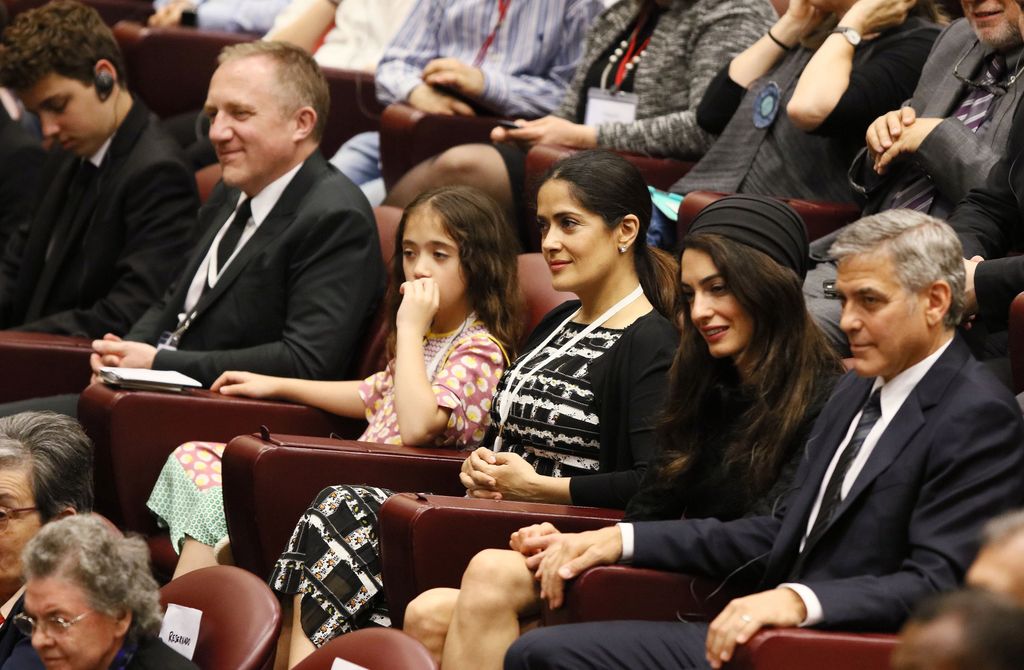 En 2016, el Papa Francisco se reunió con Salma Hayek, George Clooney y Richard Gere, pues a los tres les entregó la Medalla del Árbol de Olivo por sus contribuciones a su organización Scholas Occurrentes.