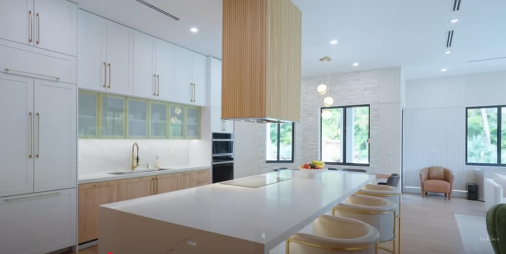 La espectacular cocina de la nueva casa de Francisca, un diseño elegante en tonos claros.  