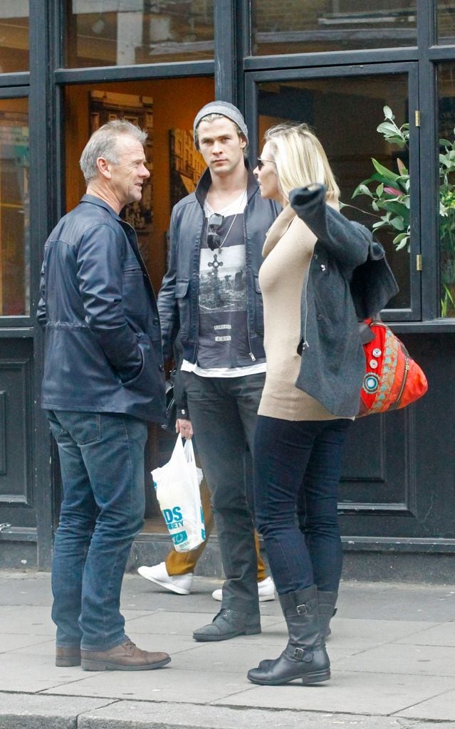 Chris con sus padres, Leonie y Craig Hemsworth