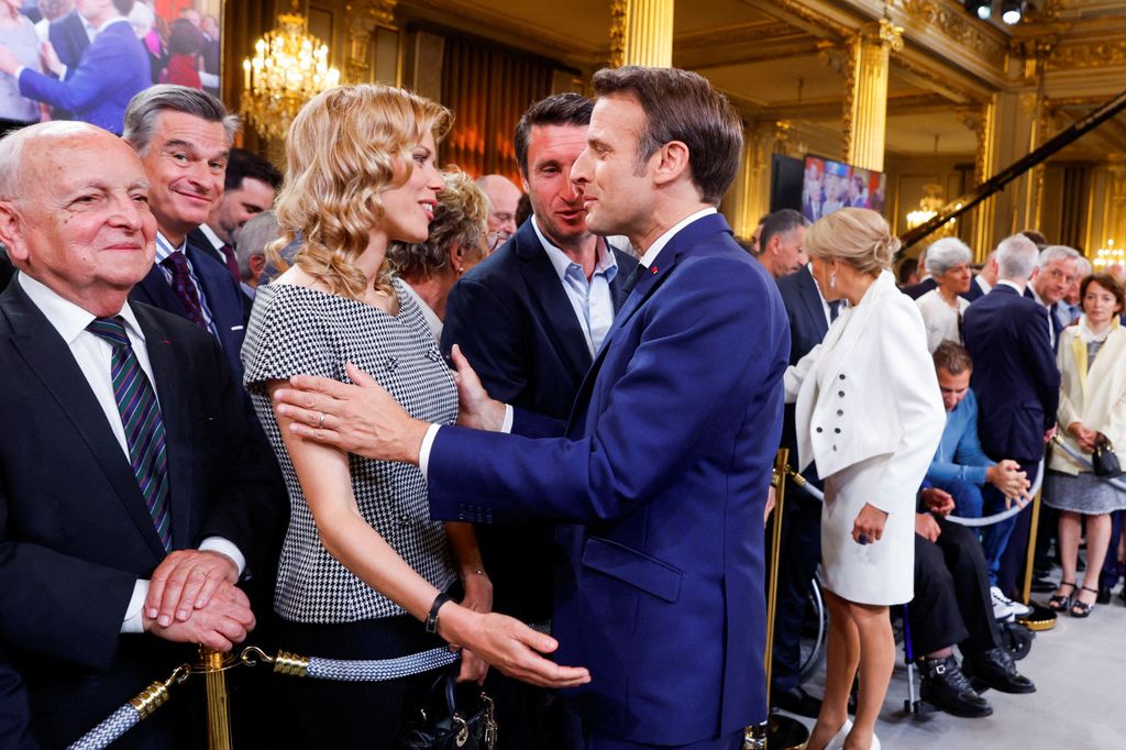 Los veinte años que separan a Tiphaine y Antoine han despertado inevitables comparaciones con Brigitte y Emmanuel Macron, cuya diferencia de edad es de 25 años