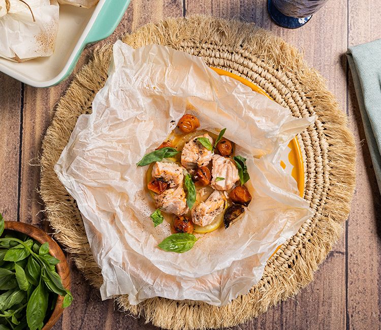 Papillote de salmón y tomates confitados