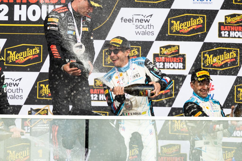 Valentino, en el centro de la imagen, durante la celebración en Bathurst