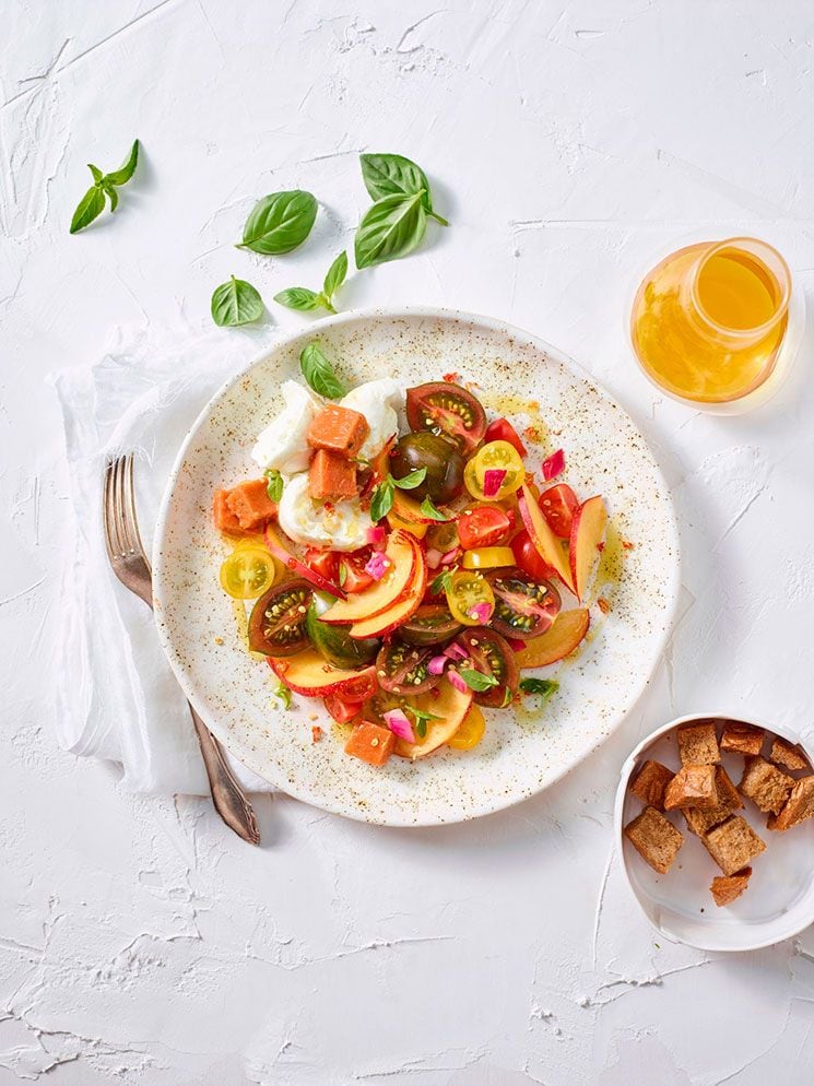 Ensalada de tomate, nectarina y gelatina de gazpacho