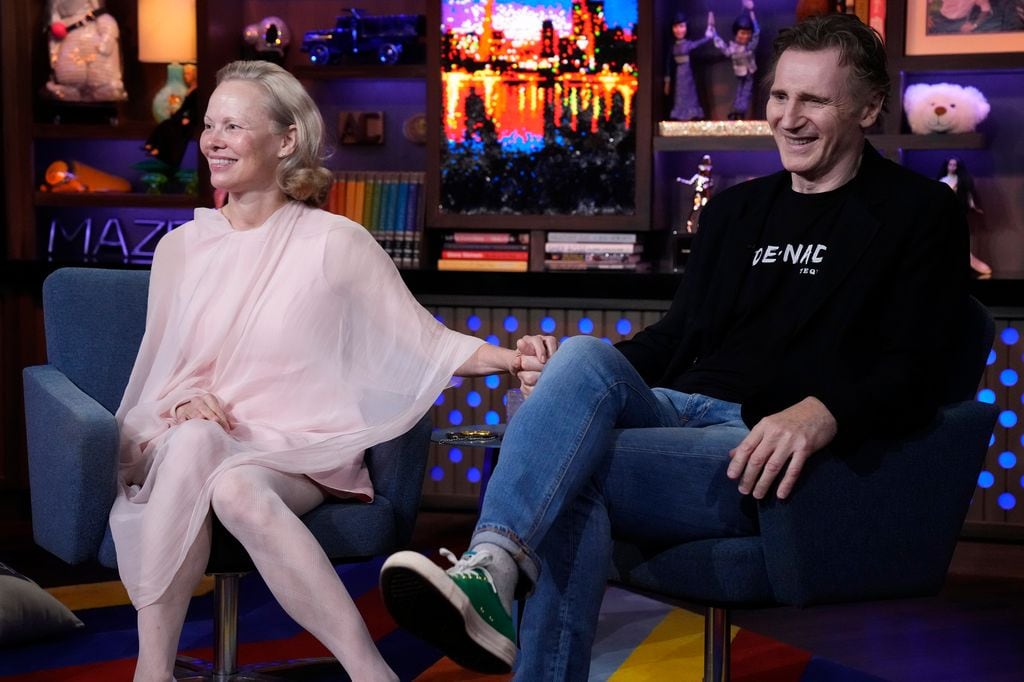 Pamela Anderson y Liam Neeson en 'Watch what happens live with Andy Cohen' el 29 de julio de 2025.