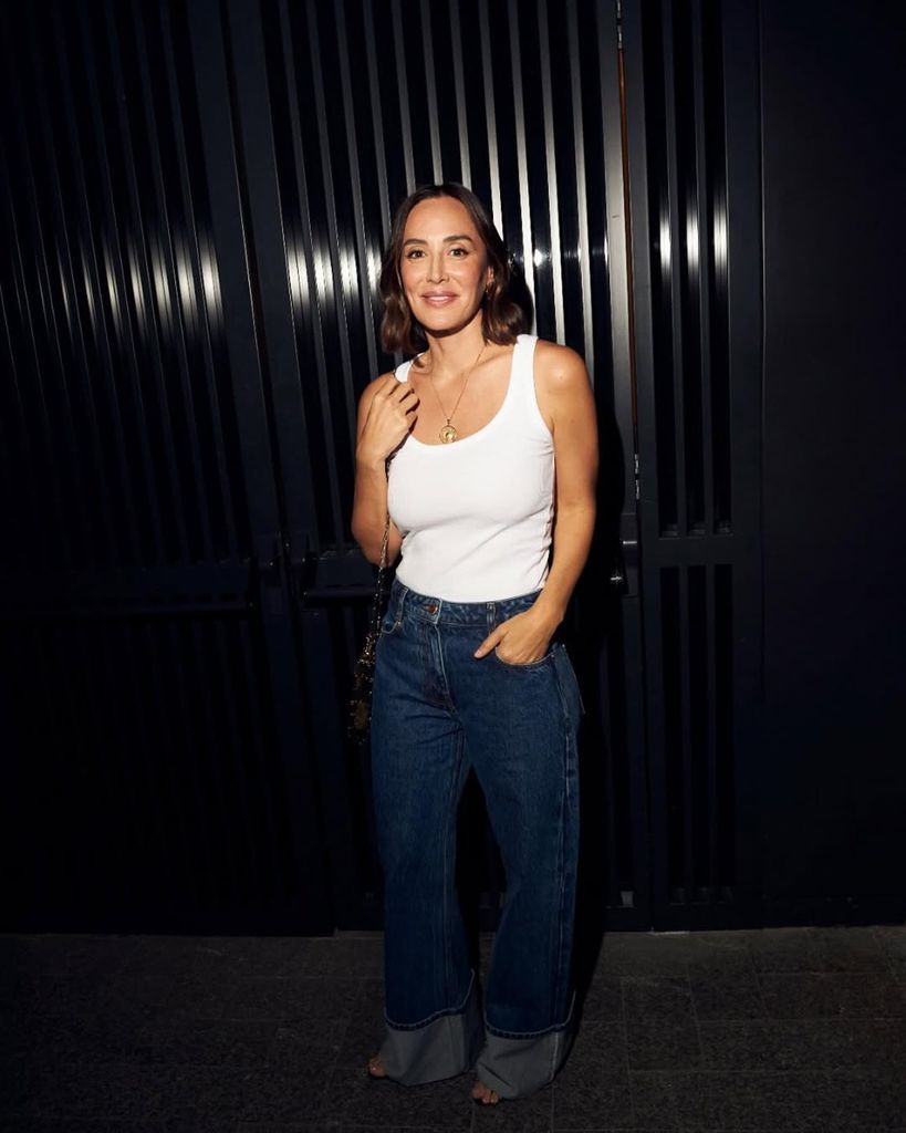 Tamara Falcó en un evento con pantalones con maxi dobladillo
