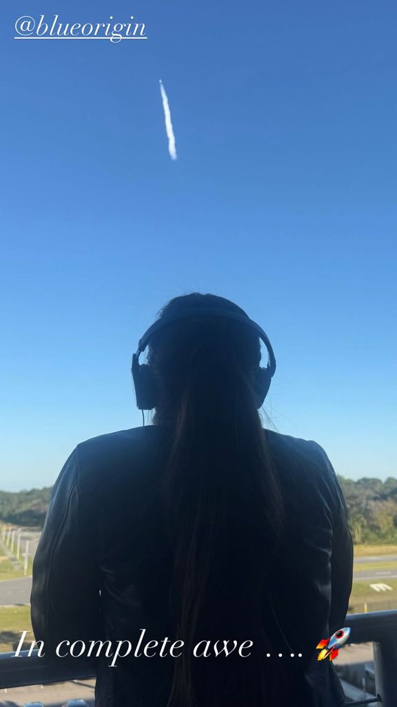 Lauren Sánchez observando el lanzamiento histórico