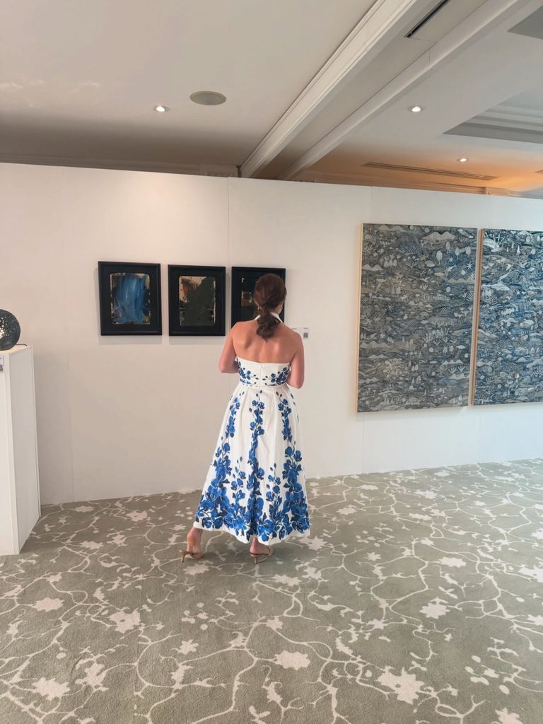 El vestido de Eugenia tenía la espalda descubierta. 