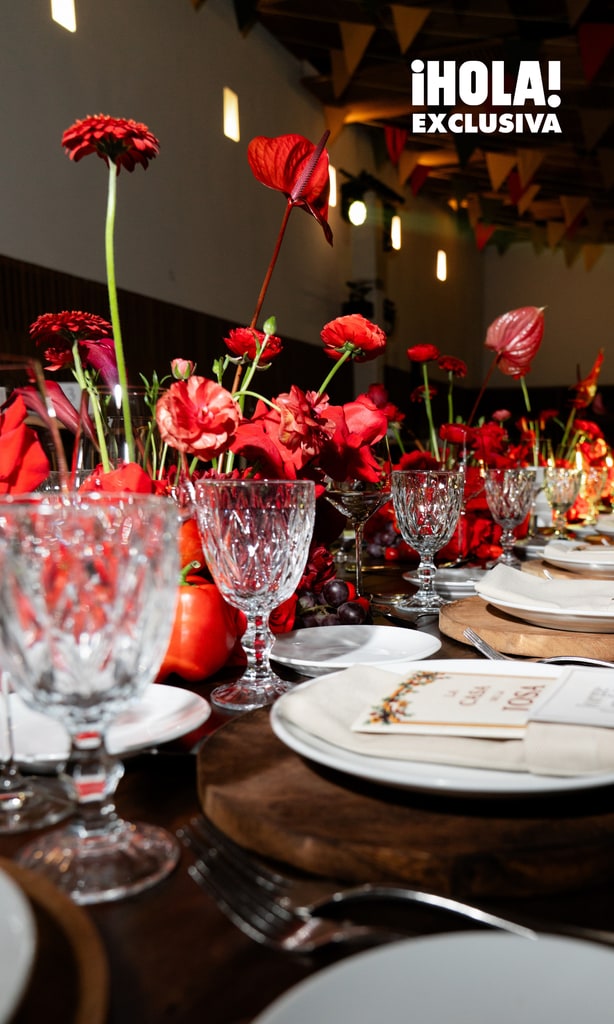 Las mesas estaban decoradas con arreglos florales donde predominó el color rojo, mezclando frutas y vegetales.