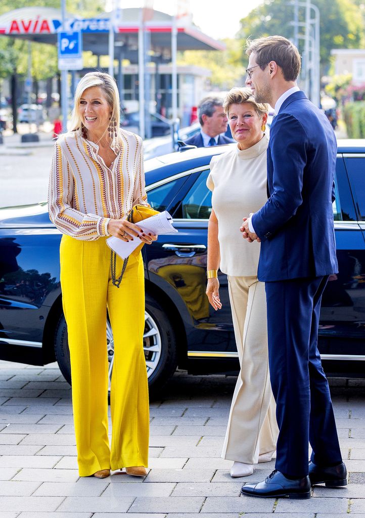 La reina Máxima con una blusa y pantalones amarillos
