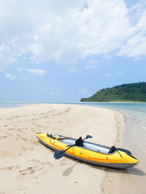 Kayak hinchable en la playa