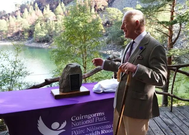 El rey Carlos se mostró jovial durante su visita a las tierras altas.