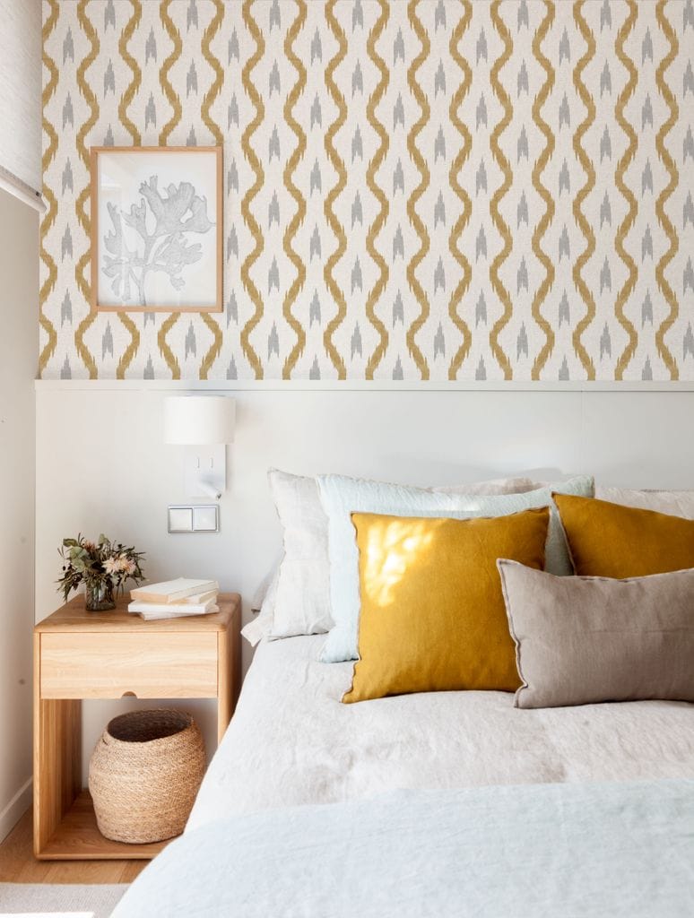 Dormitorio con papel pintado geométrico