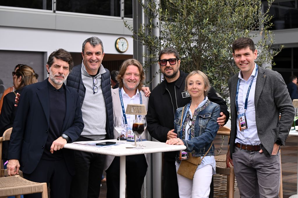 Antonio Orozco junto a Javier Guillén, David Escudé, Juli Guiu, Susana Closa y Oriol Marti en el Barcelona Open Banc Sabadell - Trofeo Conde de Godó