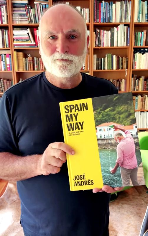 El cocinero posa con su nuevo libro 'Spain my way'. 