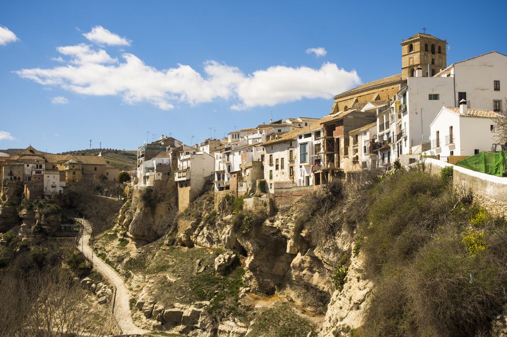 Alhama (Granada), un pueblo situado sobre un enorme espolón rocoso sobre el que nacen sus pequeñas casas que se asoman al desfiladero que lo rodea