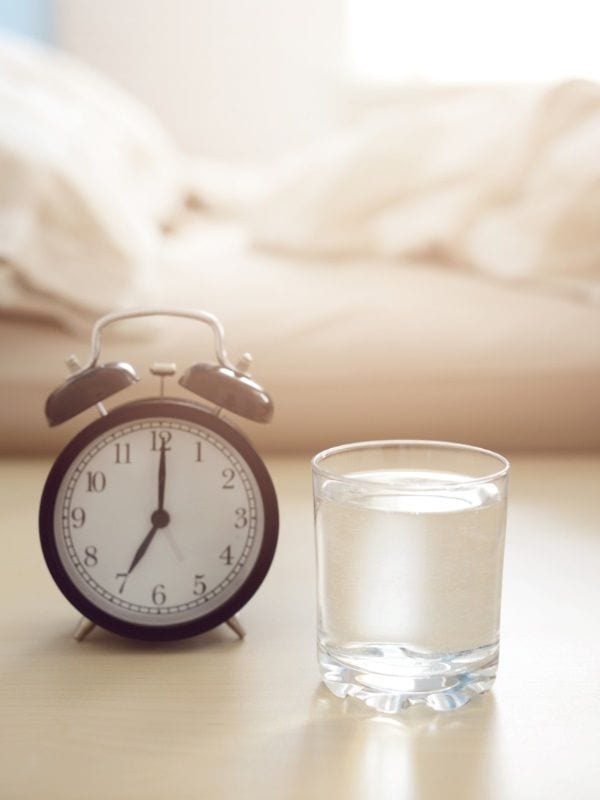 Vaso de agua y reloj