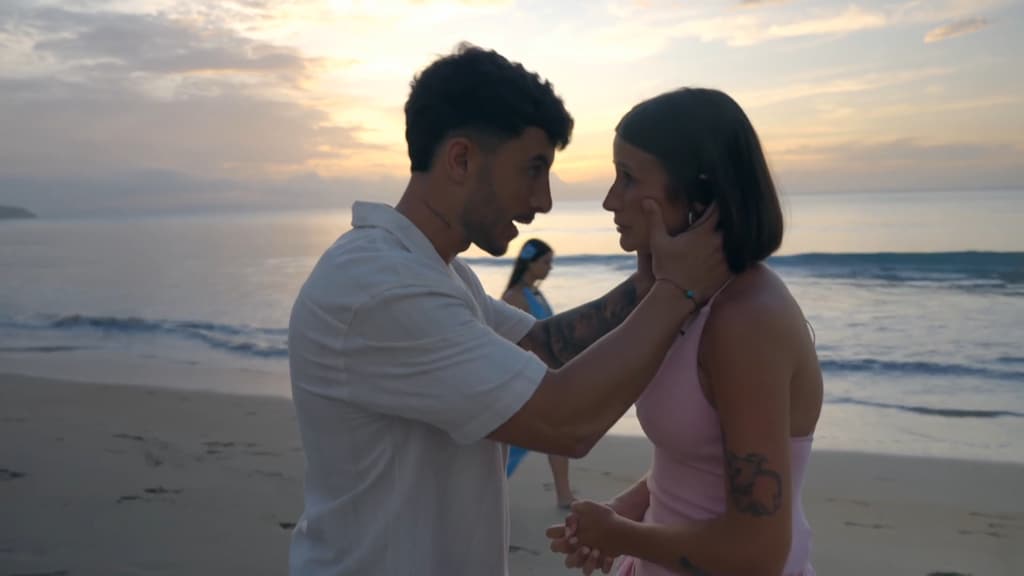 Juanpi y Sandra hablan en la playa