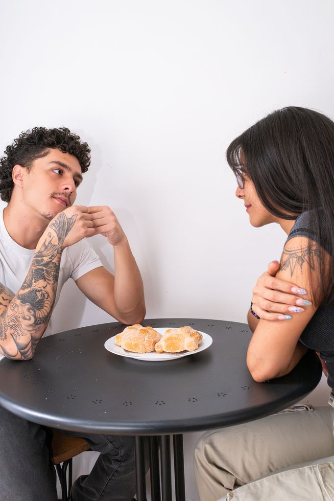 pareja hablando mesa