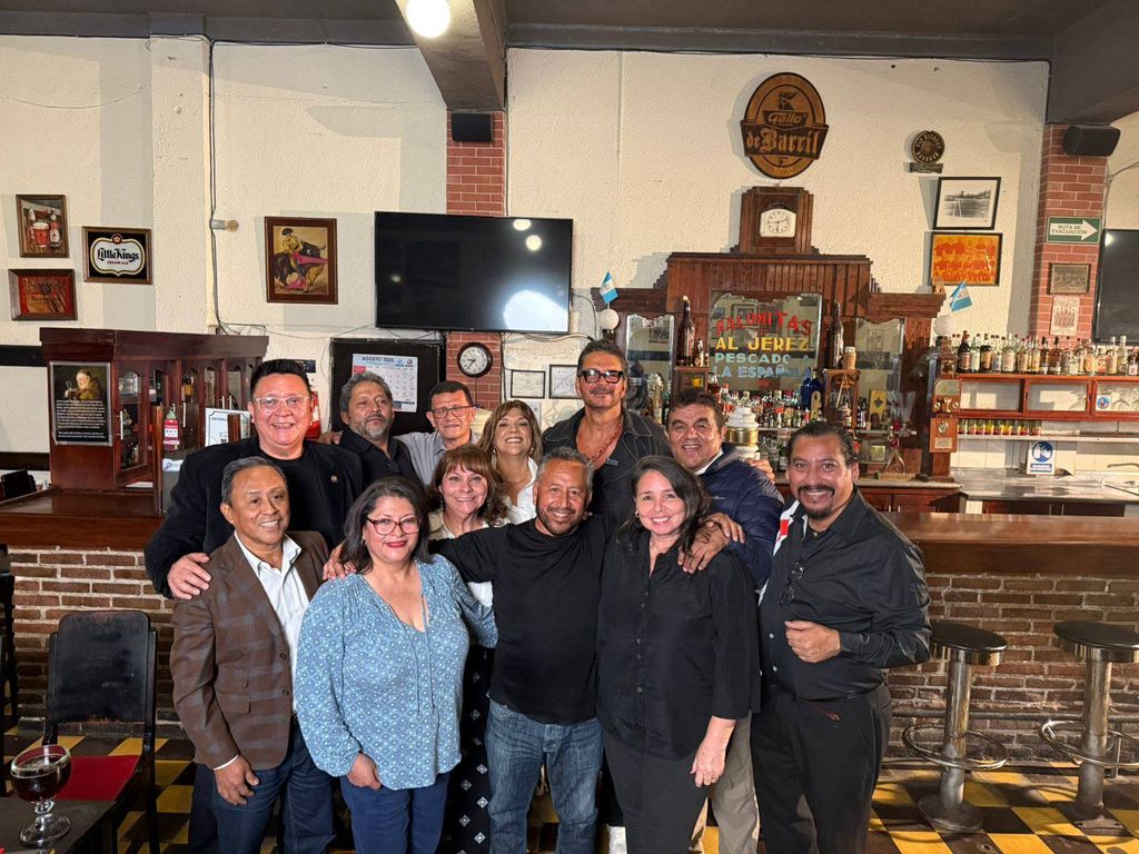 Ricardo Arjona se reunió con sus compañeros de la universidad tras 40 años