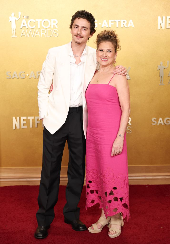 Timothée Chalamet con su madre en los SAG