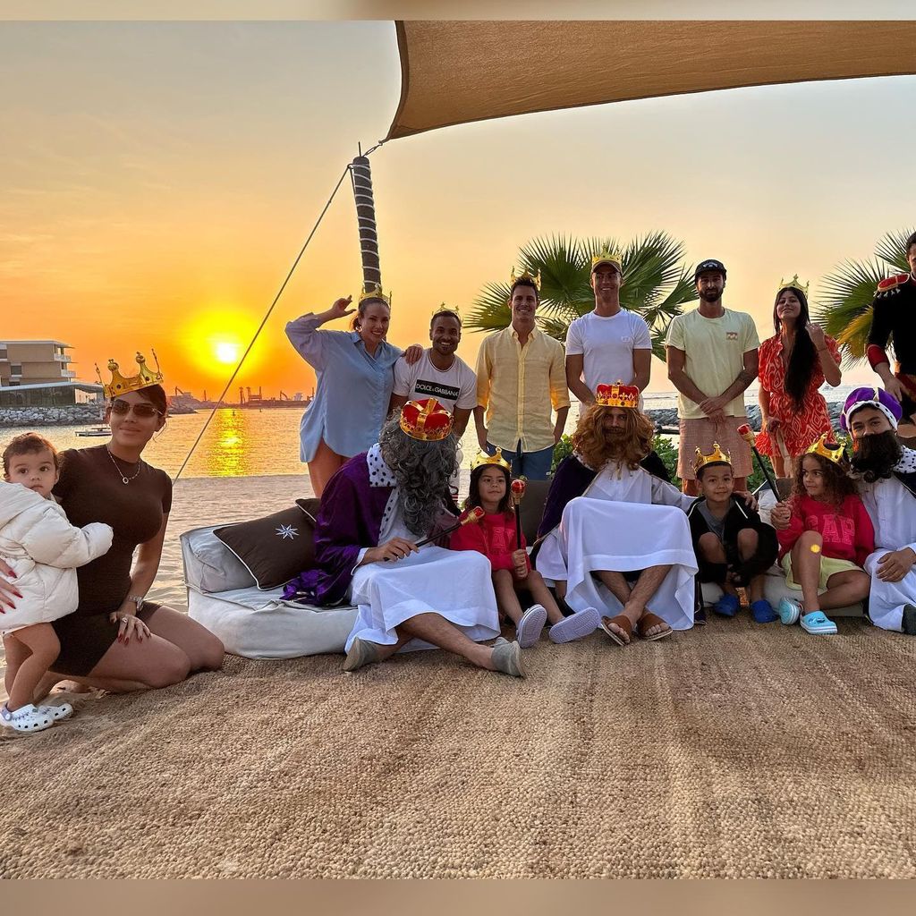 Cristiano, Georgina y sus hijos con los Reyes Magos