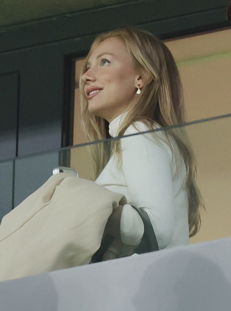 Ester Exposito viendo el partido entre el Real Madrid y el Atlético Madrid en el Santiago Bernabéu el 22 de marzo de 2026