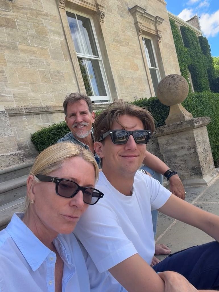 Los príncipes Pablo y Marie-Chantal en una imagen junto a su cuarto hijo