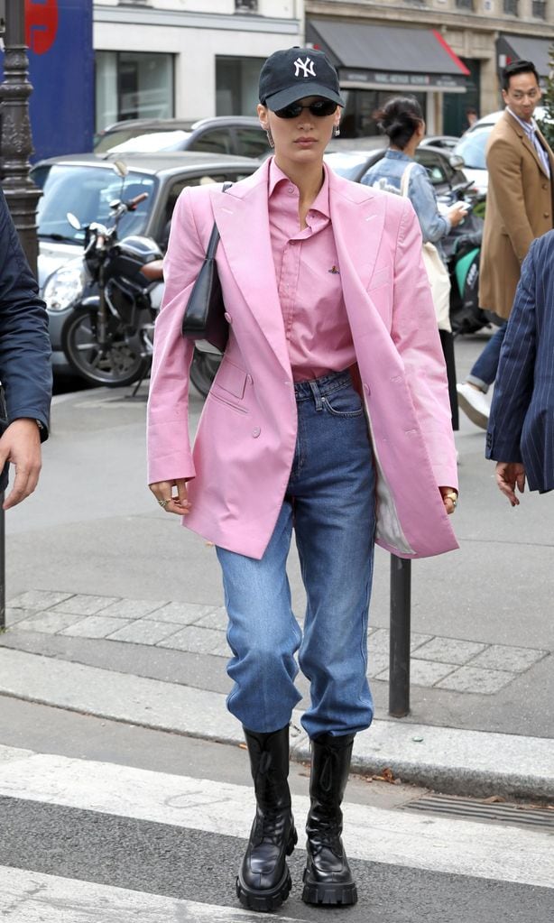bella hadid con pantalones abullonados sobre las botas