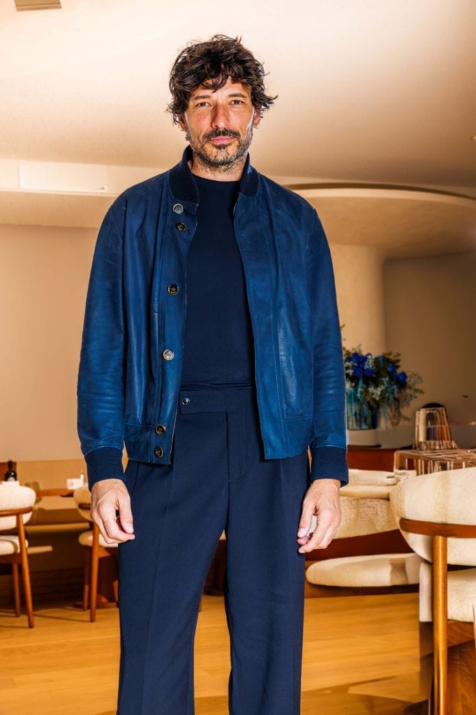 El actor Andrés Velencoso es otro de los invitados de relumbrón con los que ha contado la cena