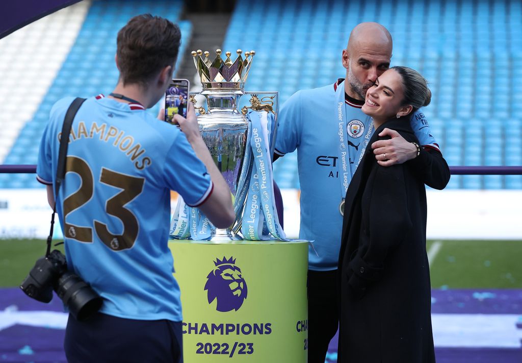 Pep Guardiola con su hija María en un partido de la Premier League en 2023 en Manchester