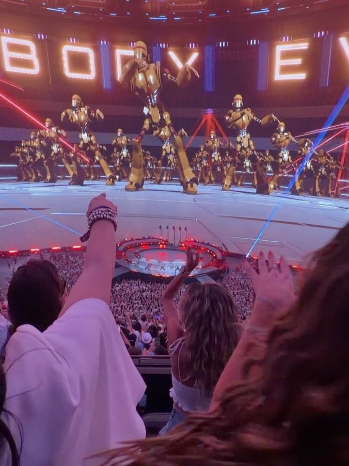 Anahí estuvo bailando durante todo el show