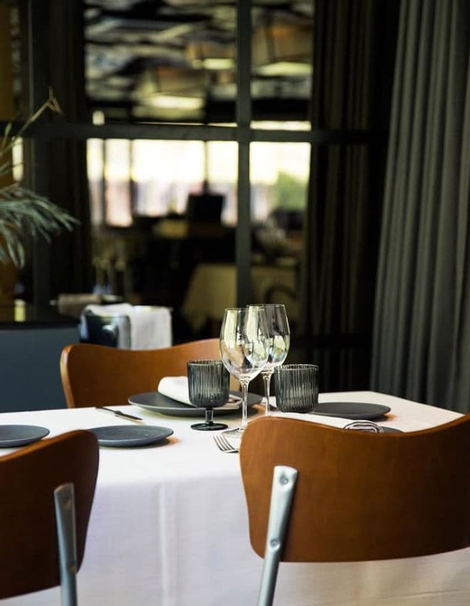 Rincón del  comedor del restauarante L’Hostal de Ca l’Enric.