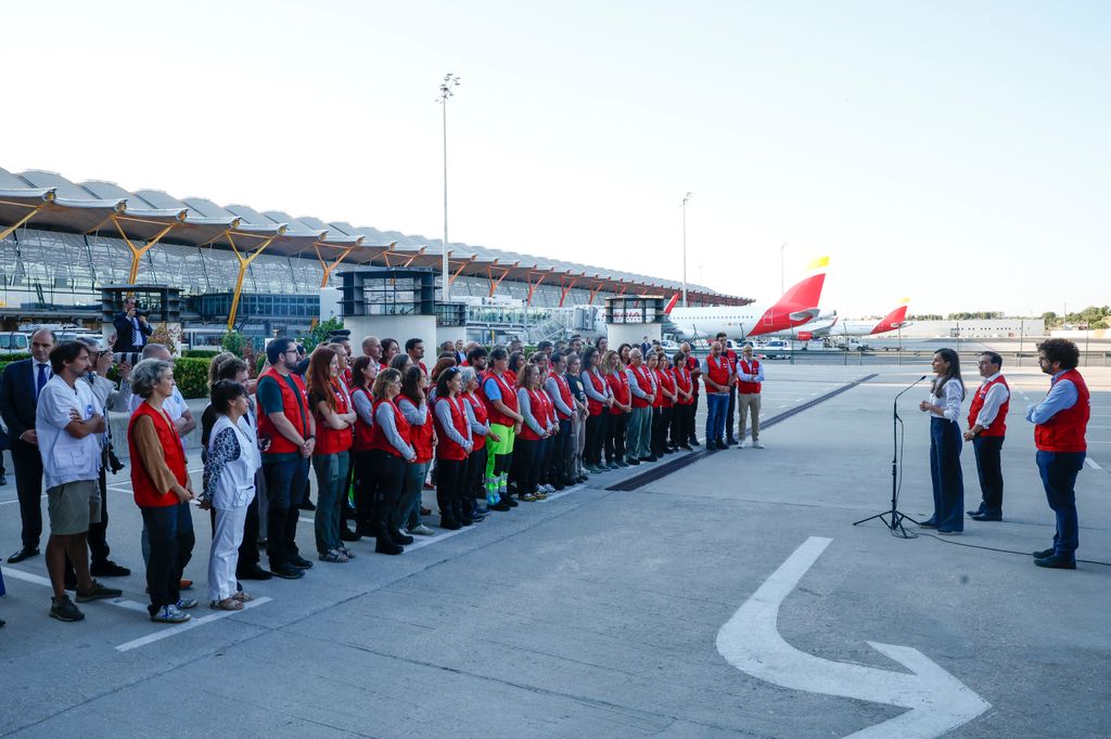 La reina Letizia despide al equipo de emergencias que viaja a Venezuela, en el aeropuerto de Barajas, el 1 de julio de 2026