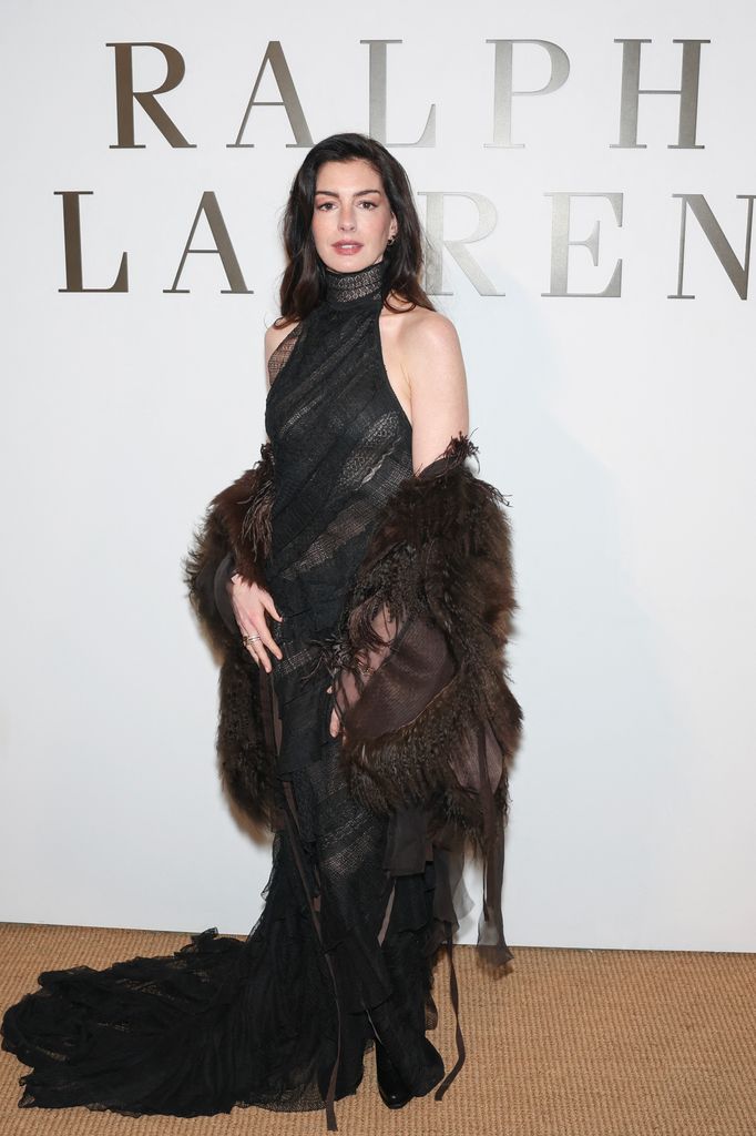 Anne Hathaway llega al desfile de Ralph Lauren en Nueva York.