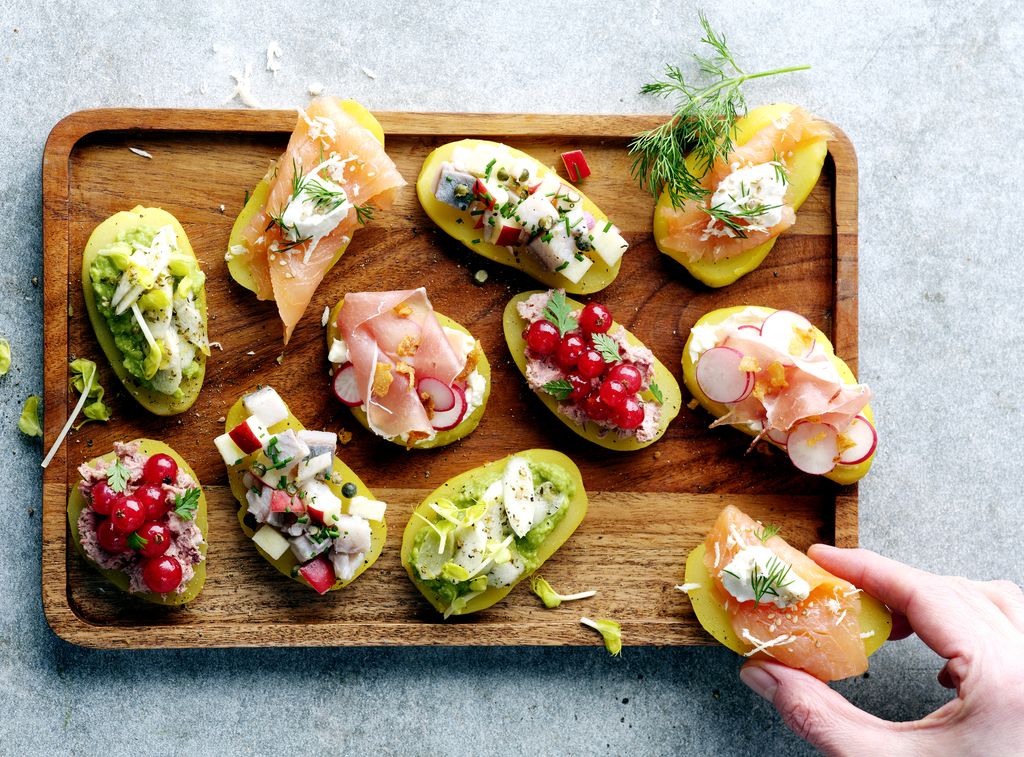 Canapés variados con base de patata cocida. 