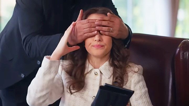 Avance de 'Hermanos': Akif trata de sorprender a Süreyya pero ella está cansada de seguirle le juego y de que no deje a Nebahat
