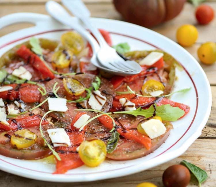 Paso a paso: carpaccio de tomate y queso feta