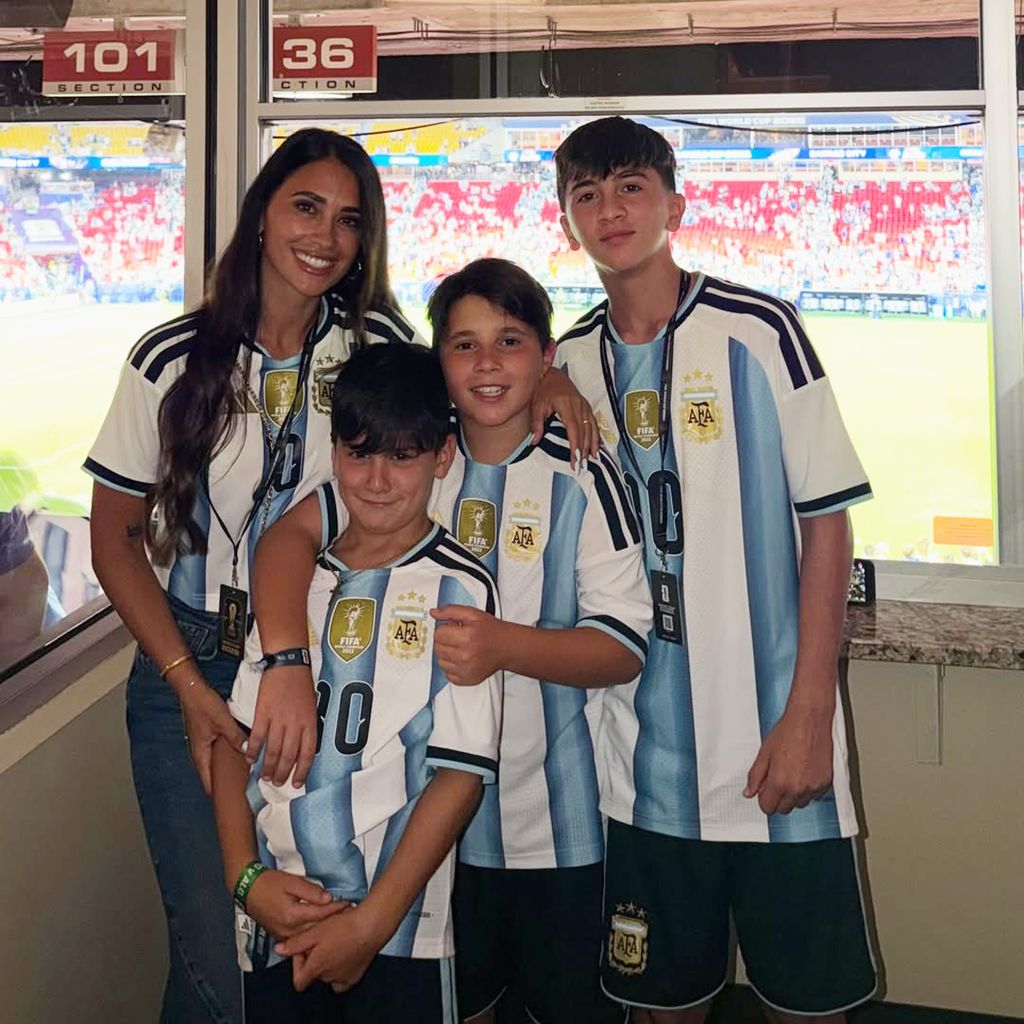 Antonela Roccuzzo junto a sus hijos Thiago, Mateo y Ciro