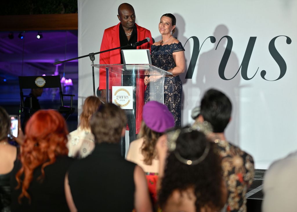 Plano medio de Marta Luisa de Noruega y Durek Verrett entregando un premio