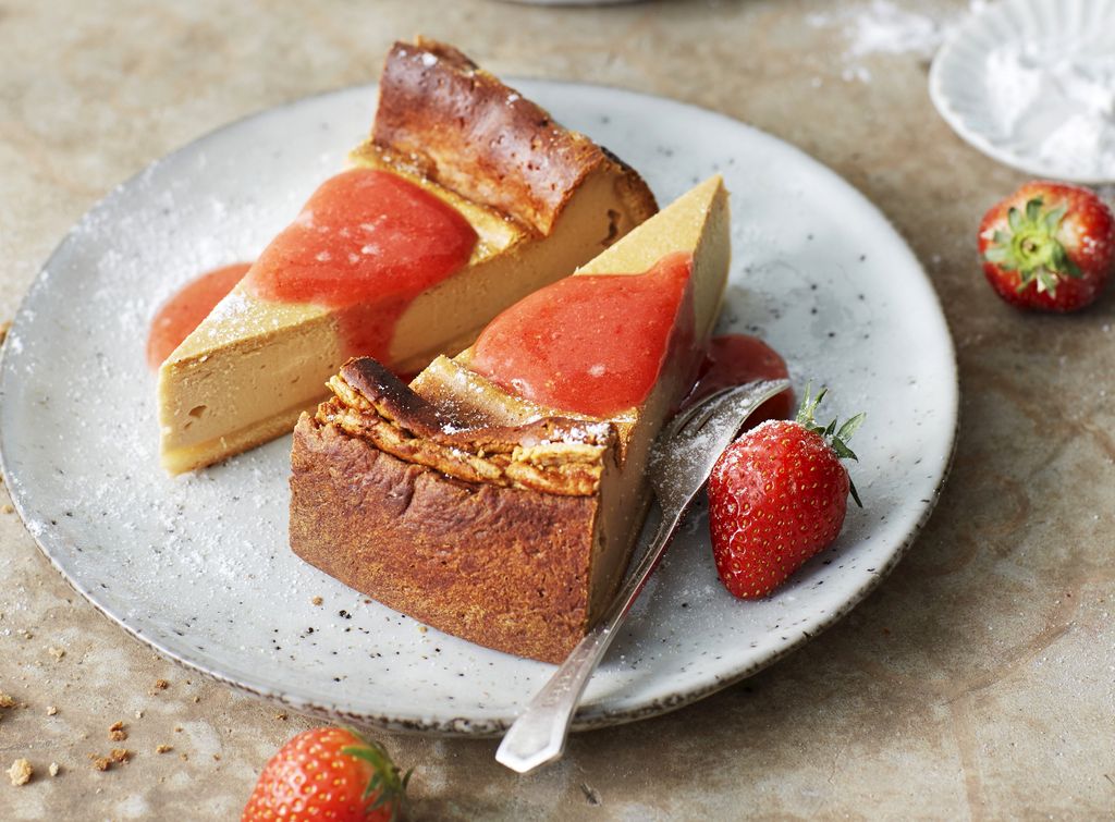 Tarta de queso sin azúcar con coulis de fresas.