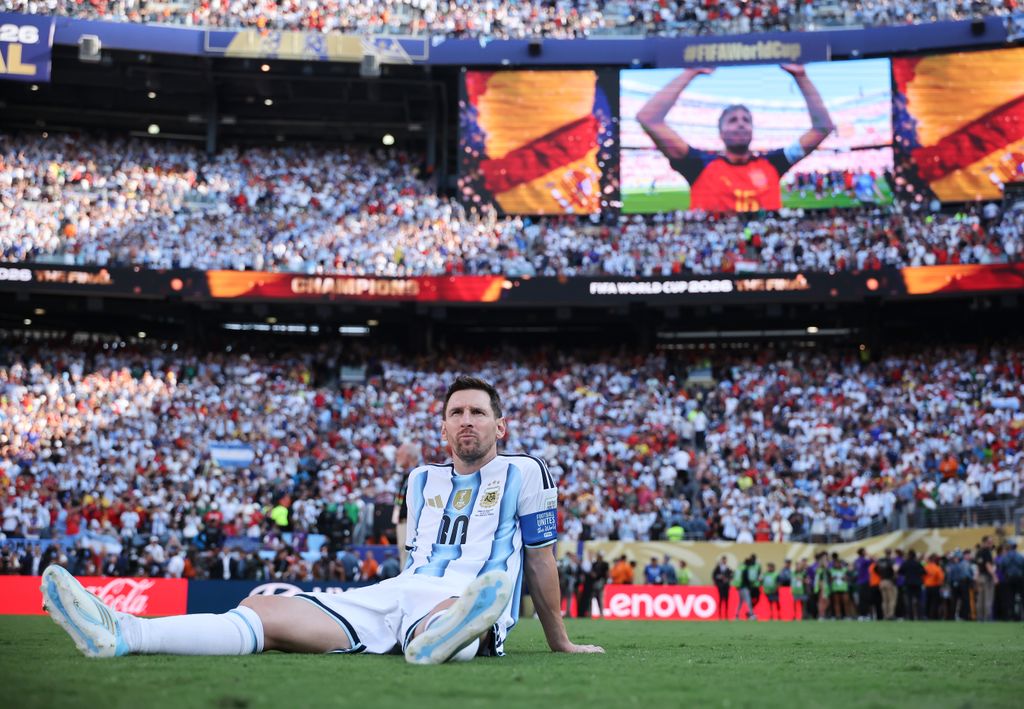 Lionel Messi #10 de Argentina reacciona a la victoria de España en la Copa del Mundo.