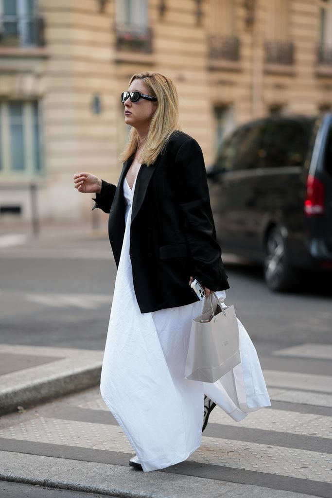Un vestido blanco es la prenda perfecta para lucir elegante y fresca en otoño 2026.